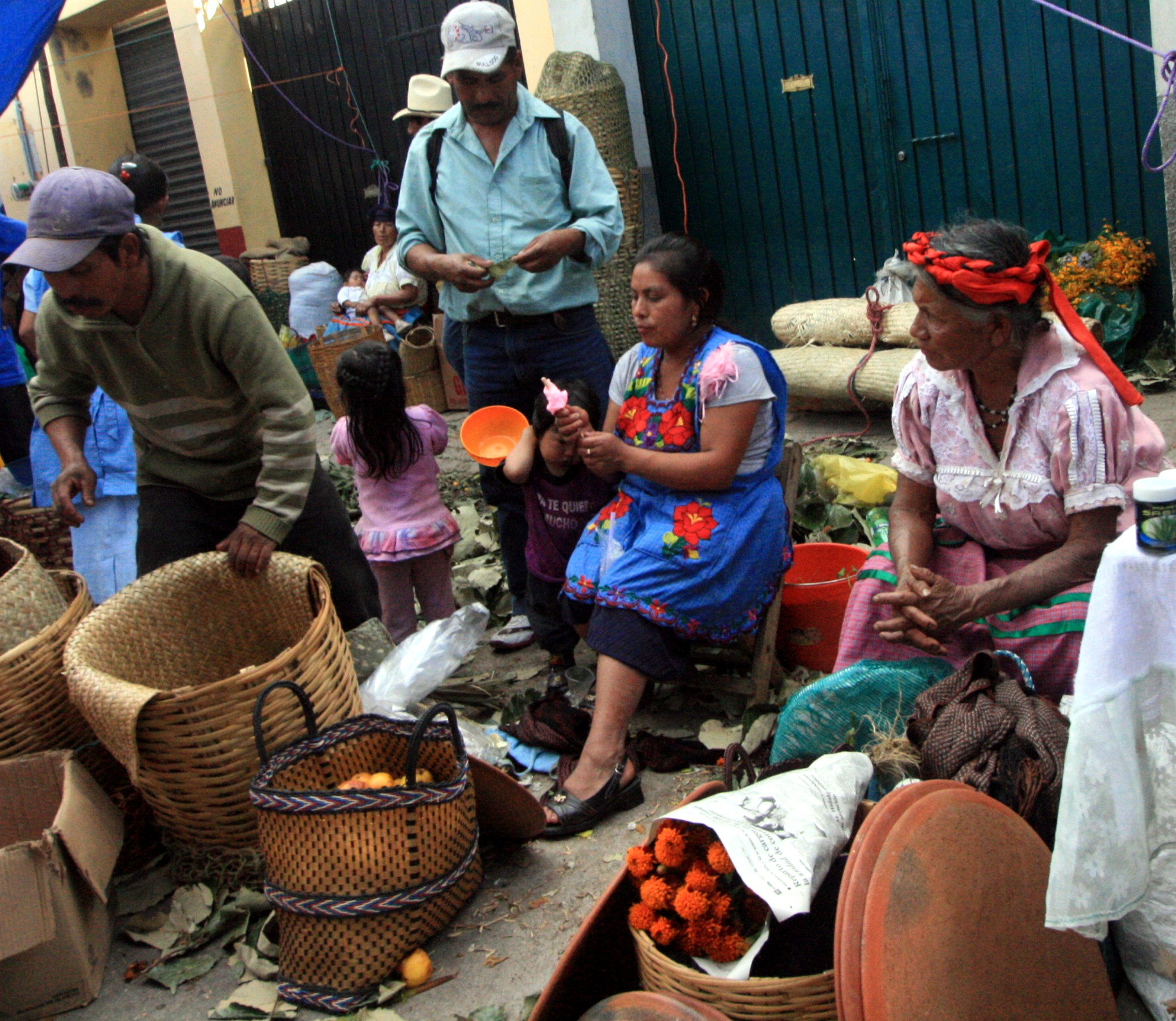 Mercado del dia de muertos en Tlacolula, Hombres y mujer canastos